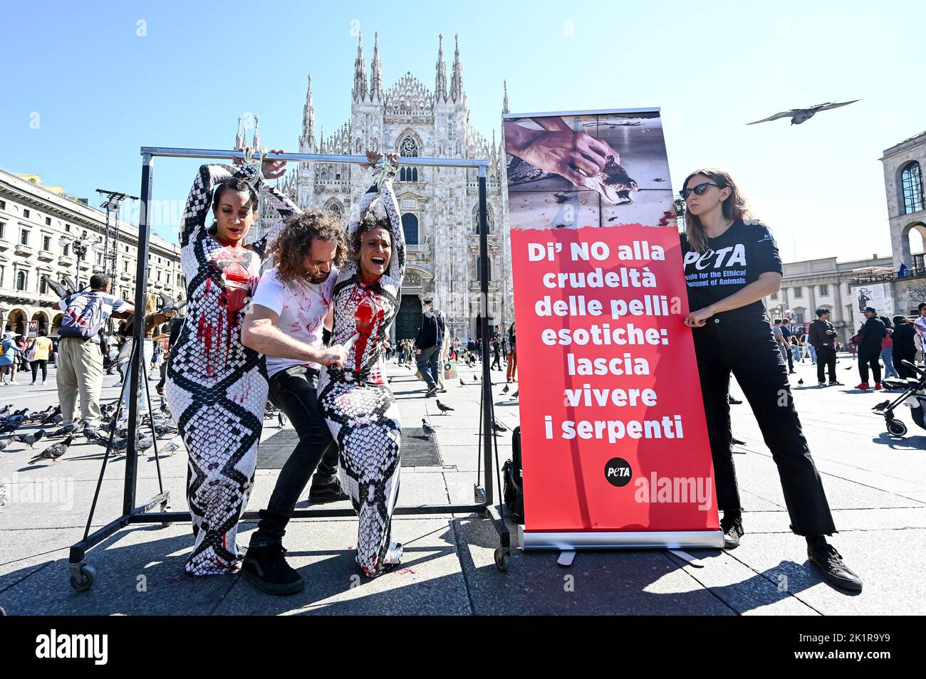 Activistas de PETA (Personas para el tratamiento ético de los animales) protestan en la Piazza Duomo antes de la Semana de la Moda de Milán para derribar la industria de pieles exóticas en Milán, Italia, el 20 de septiembre de 2022 Crédito: Piero Cruciatti/Alamy Live News Foto de stock