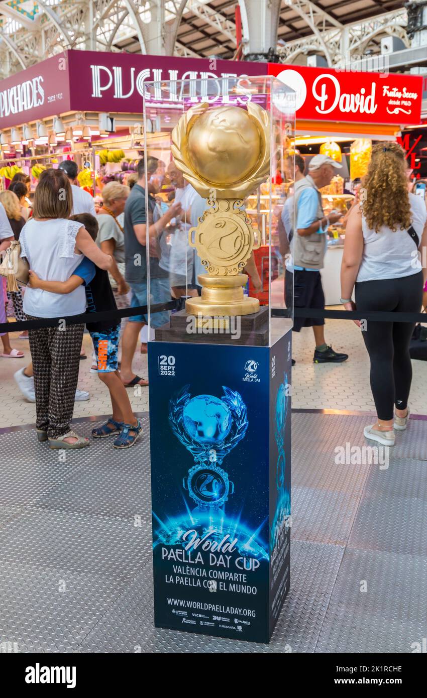 Copa del Día Mundial de la Paella en exhibición en el Mercado Central, Mercado Central, Valencia, España en septiembre Foto de stock
