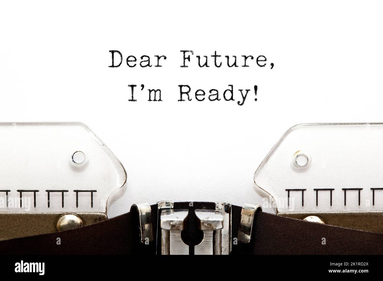 Mensaje de motivación Querido futuro ¡Estoy listo! escrito en una máquina de escribir de época. Concepto inspirador. Foto de stock