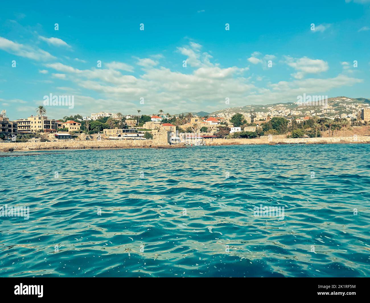 Vista de la famosa e histórica ciudad costera mediterránea: Byblos, Líbano - Atracciones Turísticas de Byblos con restaurantes y barcos en Líbano - vista f Foto de stock