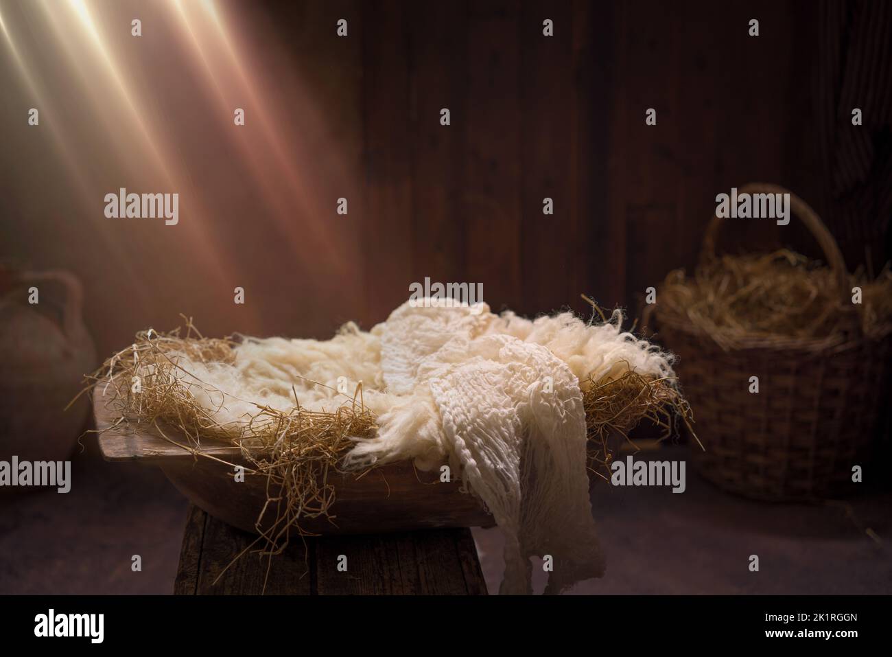Cuna vacía con heno y cisnes esperando al bebé Jesús en la víspera de Navidad Foto de stock