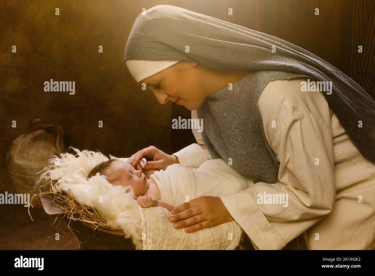 Recreación en vivo escena del belén de Navidad de la verdadera madre de un niño de 8 días de edad jugando a la Virgen María y el bebé Jesús Foto de stock