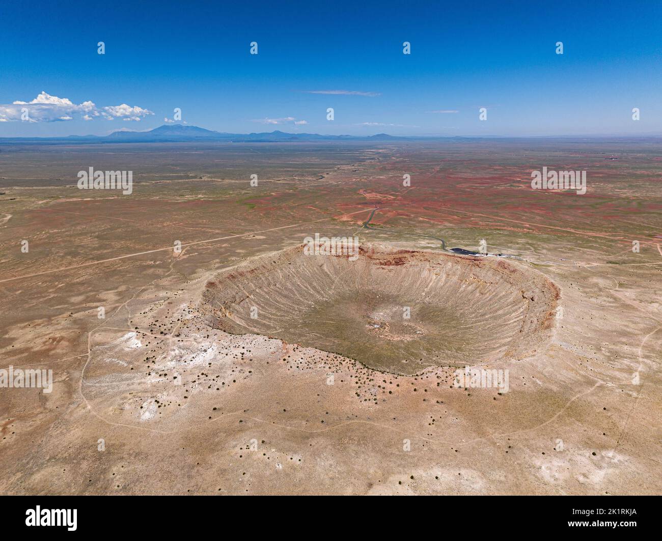 Vista aérea del monumento natural del cráter de meteorito en Arizona Foto de stock