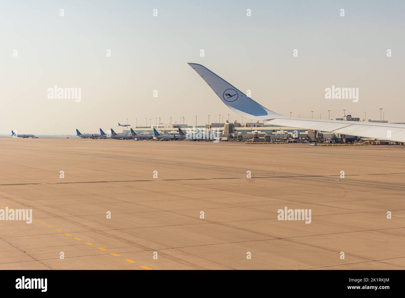 MUNICH, ALEMANIA - 7 DE SEPTIEMBRE: Ala Airbus de Lufthansa con aviones unidos atracados en las puertas del aeropuerto de Denver el 7 de septiembre de 2022 en Denver, EE.UU Foto de stock