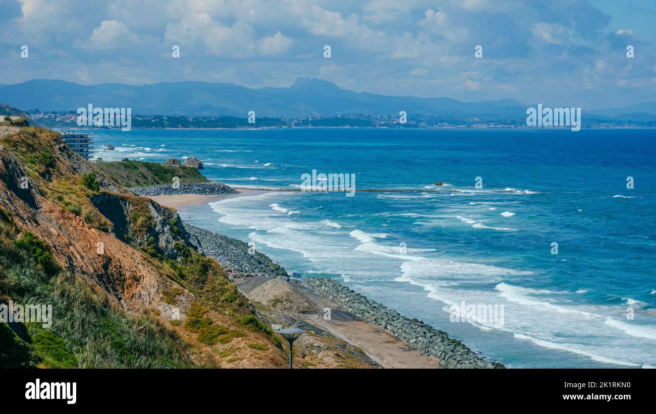 Una vista del extremo sur de la playa de la Costa de los Basques en Biarritz, Francia, y la playa de Marbella y su rompeolas al fondo Foto de stock
