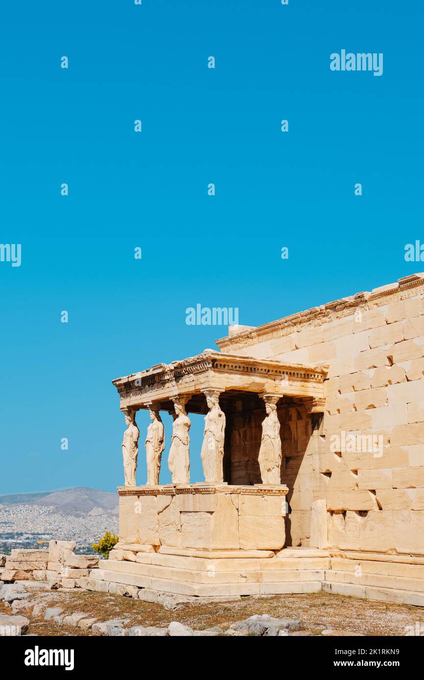 Un detalle del famoso pórtico de los Maidens, en el Erecteión o Templo de Atenea Polias, en la Acrópolis de Atenas, Grecia Foto de stock