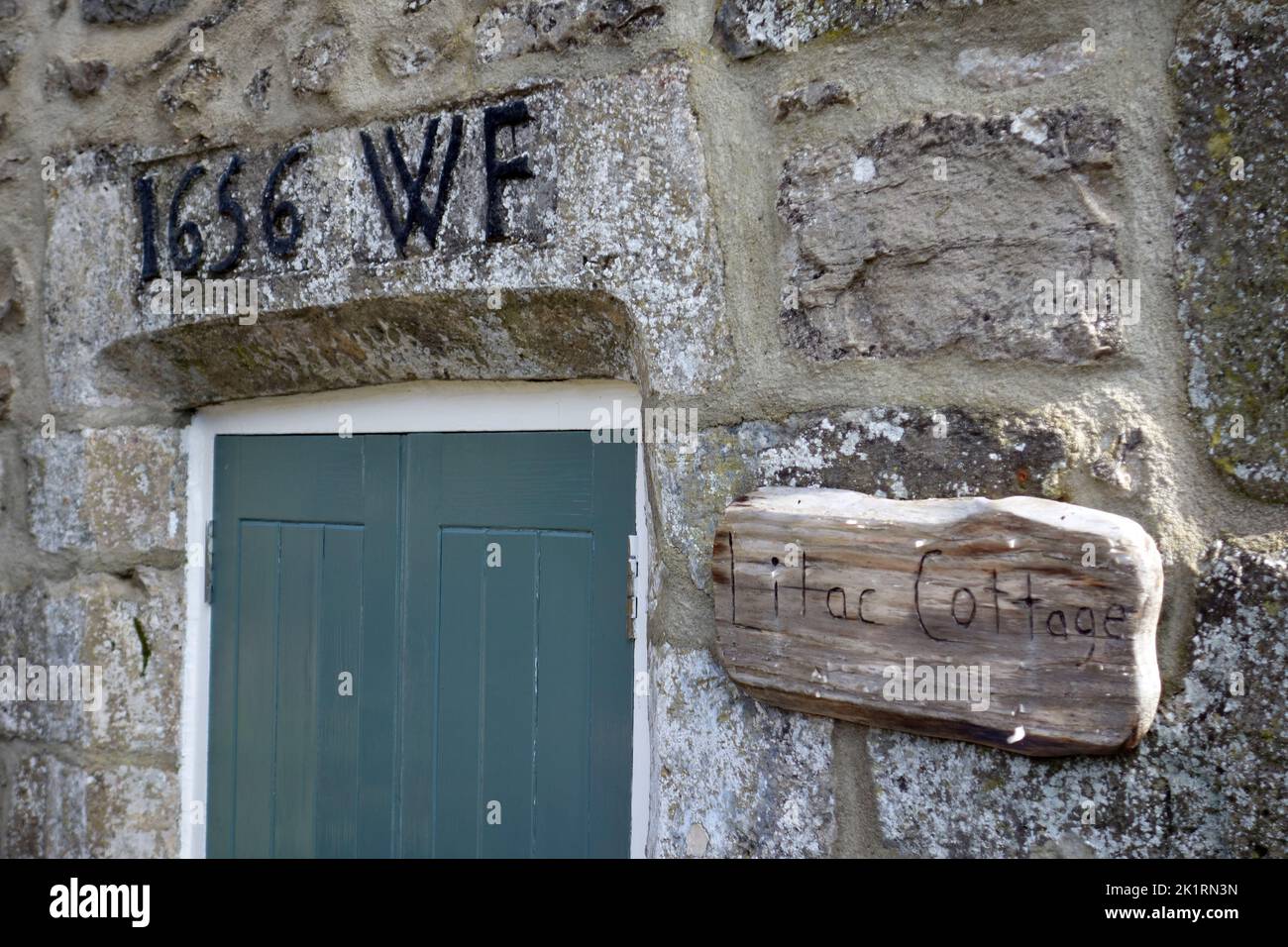 Inscripción de fecha sobre el dintel de puerta en el edificio catalogado de grado II en Lilac Cottage en Starbottom, Wharfedale, Yorkshire Dales National Park, Inglaterra. Foto de stock