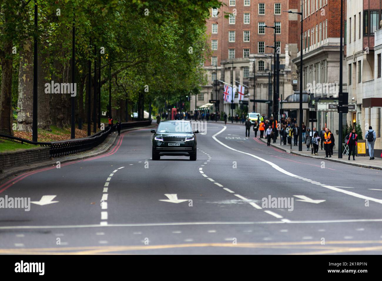 Londres, Reino Unido, lunes 19th de septiembre de 2022. Funeral de la Reina Isabel II. Park Lane está cerrado al tráfico no oficial ya que la gente llega a Hyde Park. Foto de stock