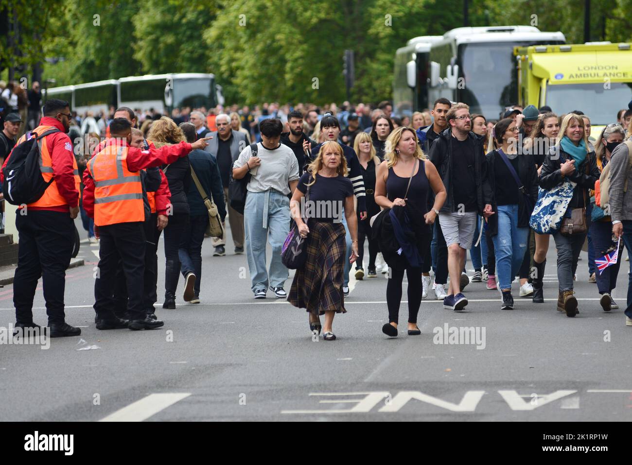 Londres, Reino Unido, 19th de septiembre de 2022. Funeral de la Reina Isabel II. Multitud de personas llegan a Hyde Park desde Park Lane para ver la proyección pública. Foto de stock