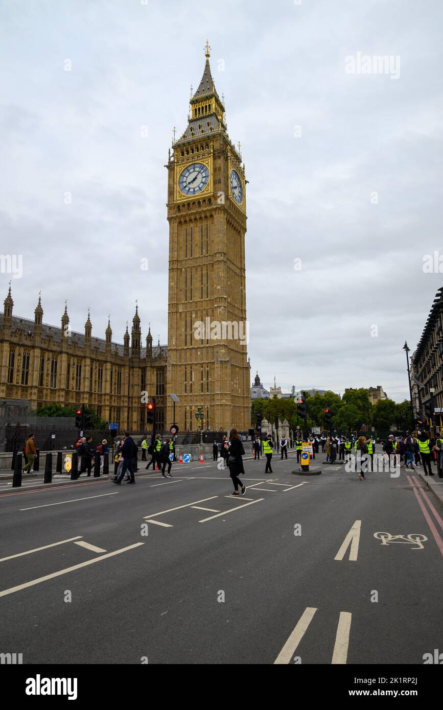 Londres, Reino Unido, lunes 19th de septiembre de 2022. Funeral estatal de la Reina Isabel II. El puente de Westminster está cerrado al tráfico como preparación para la ceremonia. Foto de stock