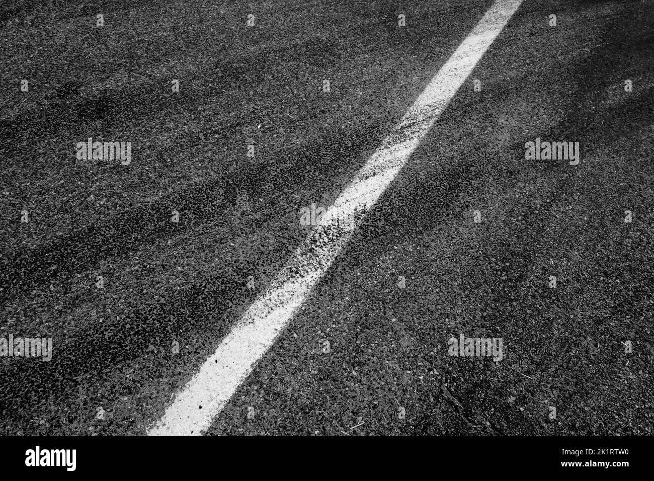 Detalle de marcas de deslizamiento o huellas de neumáticos en carretera Foto de stock