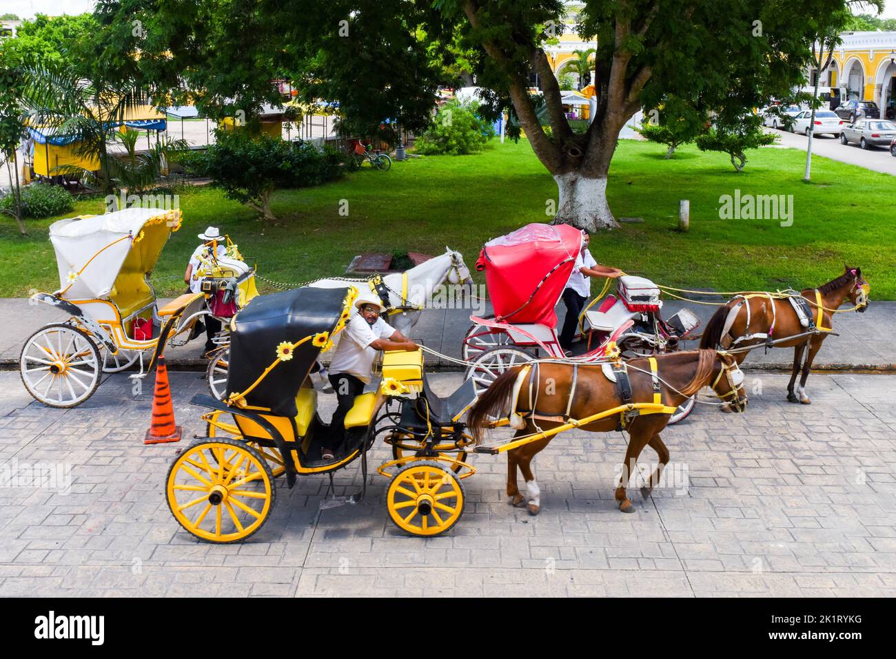 Izamal, carruajes de caballos para turistas frente al Convento de San Antonio de Padua Foto de stock