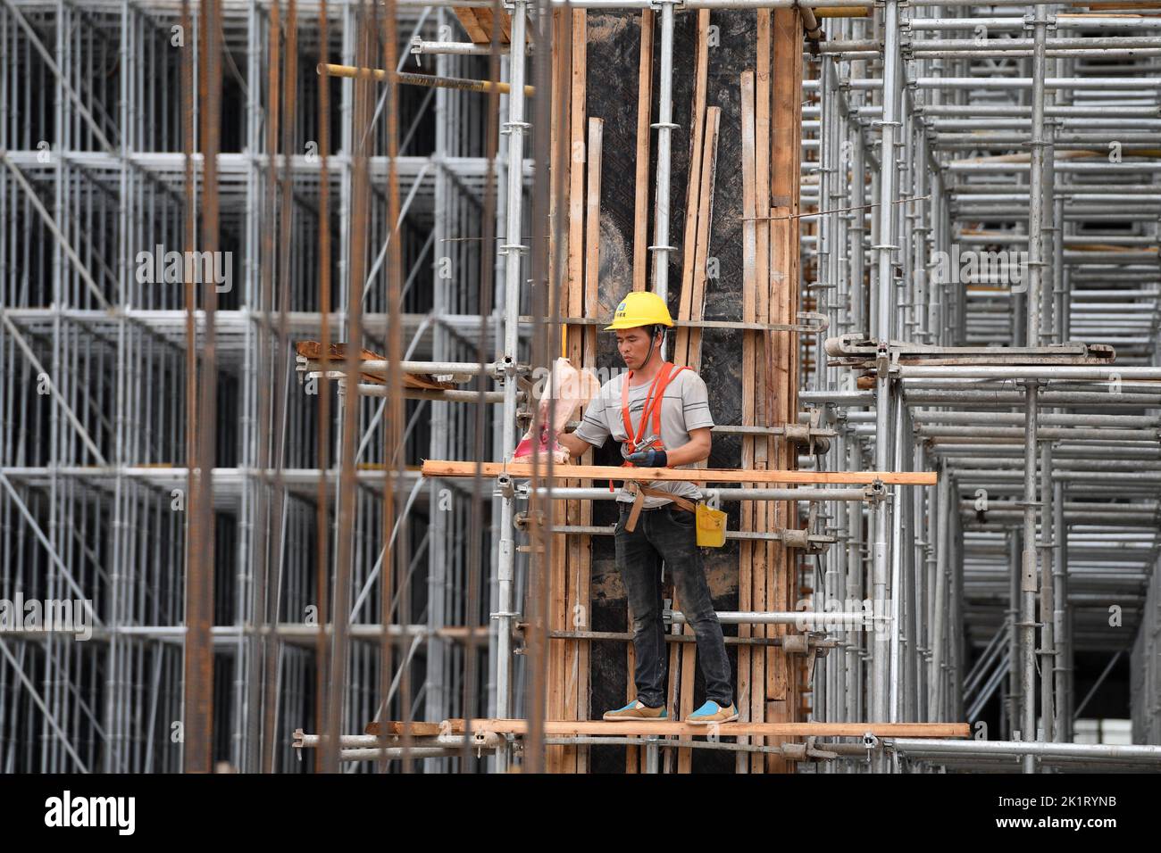 Nanning, Región Autónoma de Guangxi Zhuang en China. 20th de Sep de 2022. Un trabajador trabaja en el sitio de construcción de un proyecto de zona logística de comercio electrónico en el puerto ferroviario internacional de Nanning, en Nanning, capital de la región autónoma de Guangxi Zhuang, en el sur de China, el 20 de septiembre de 2022. Crédito: Lu Boan/Xinhua/Alamy Live News Foto de stock