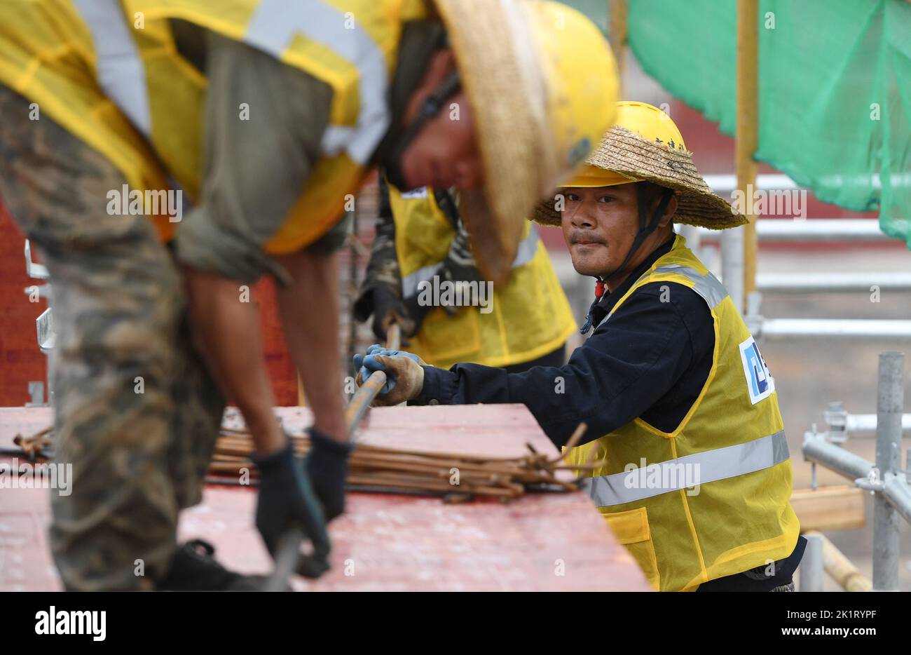 Nanning, Región Autónoma de Guangxi Zhuang en China. 20th de Sep de 2022. Los trabajadores trabajan en el sitio de construcción de un proyecto de zona logística de comercio electrónico en el puerto ferroviario internacional de Nanning, en Nanning, capital de la región autónoma de Guangxi Zhuang, en el sur de China, el 20 de septiembre de 2022. Crédito: Lu Boan/Xinhua/Alamy Live News Foto de stock