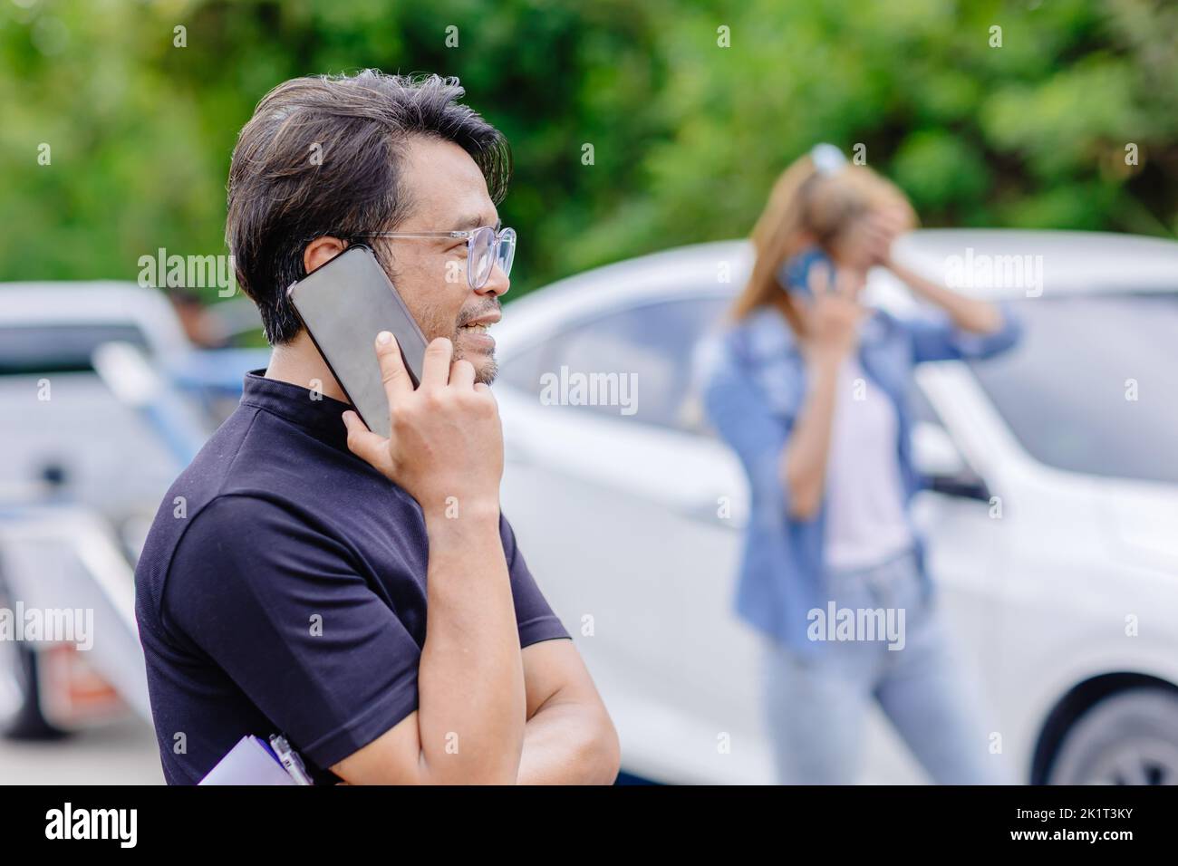 accidente de coche hombre y mujeres llamando a la agencia de seguros para pedir ayuda Foto de stock