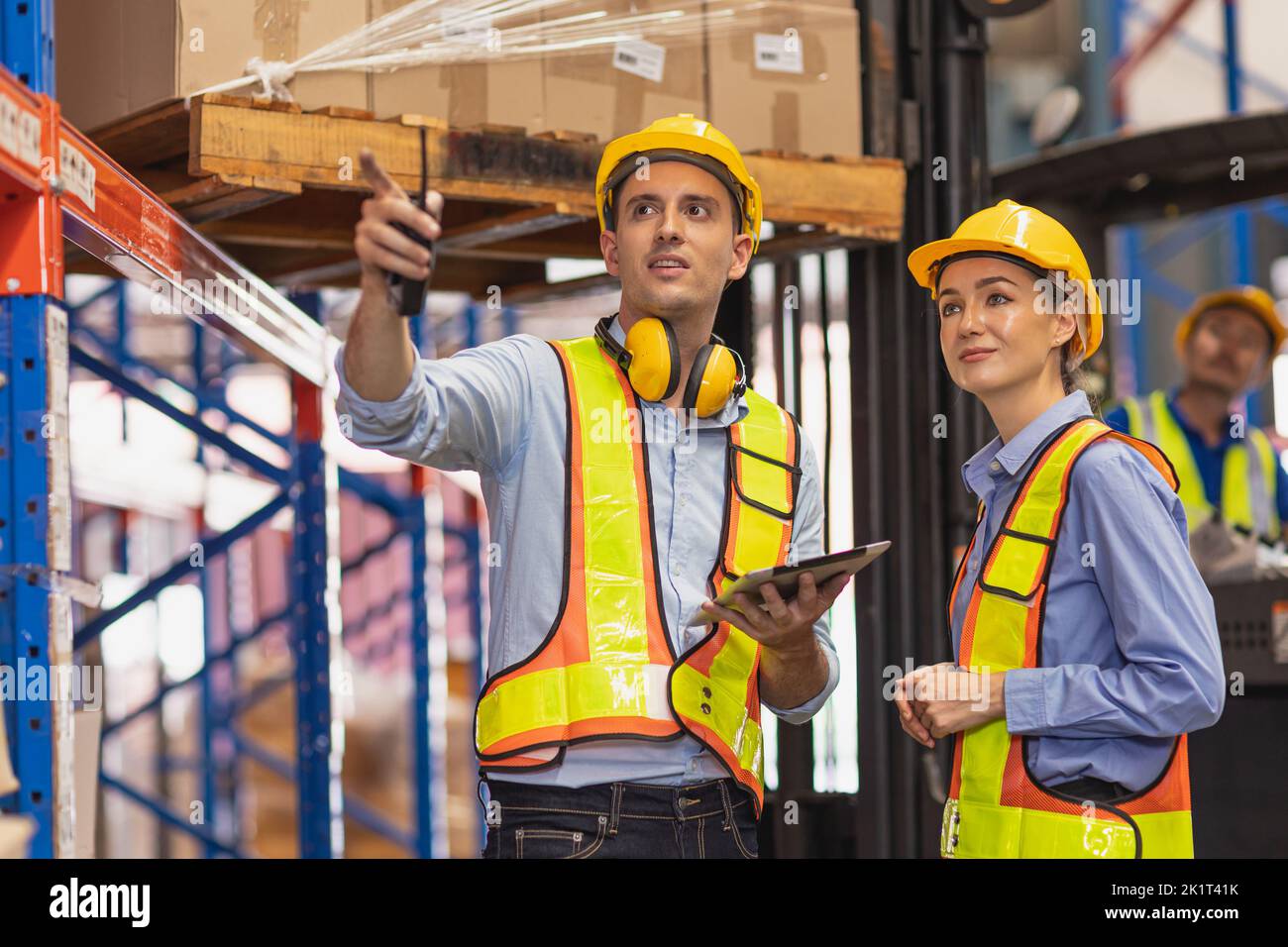 trabajadores profesionales del almacén de carga hombres y mujeres caucásicos hablando juntos ingeniero de trabajo en equipo Foto de stock