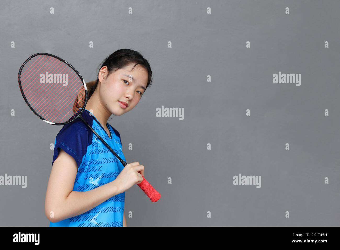 Retrato Este asiático niña adolescente Badminton joven atleta feliz sonrisa con espacio para el texto Foto de stock