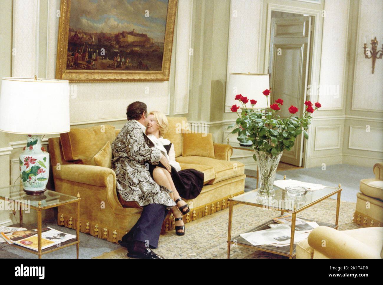 EL DISCRETO ENCANTO DE LA BURGUESÍA (1972) TÍTULO ORIGINAL LE CHARME