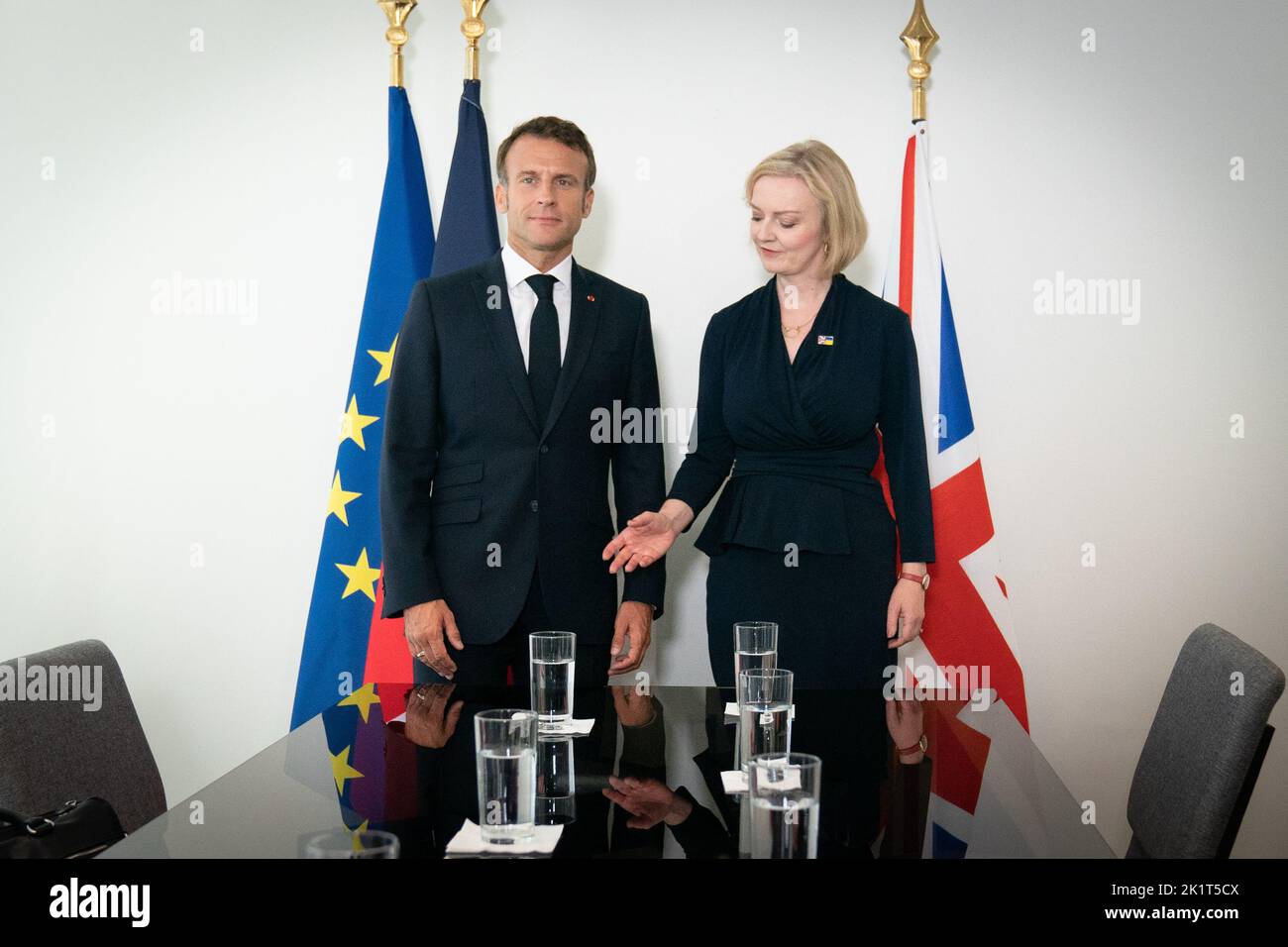 La primera ministra Liz Truss celebra una reunión bilateral con el presidente francés Emmanuel Macron durante su visita a Estados Unidos para asistir a la Asamblea General de las Naciones Unidas de 77th en Nueva York. Fecha de la foto: Martes 20 de septiembre de 2022. Foto de stock