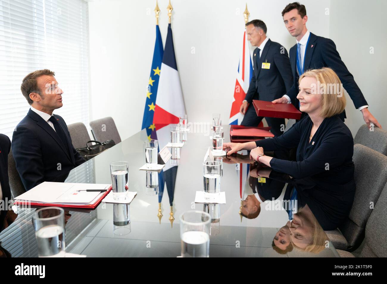 La primera ministra Liz Truss (derecha) celebra una reunión bilateral con el presidente de Francia, Emmanuel Macron (izquierda), en la sede de las Naciones Unidas en Nueva York, durante su visita a Estados Unidos para asistir a la Asamblea General de las Naciones Unidas de 77th. Fecha de la foto: Martes 20 de septiembre de 2022. Foto de stock