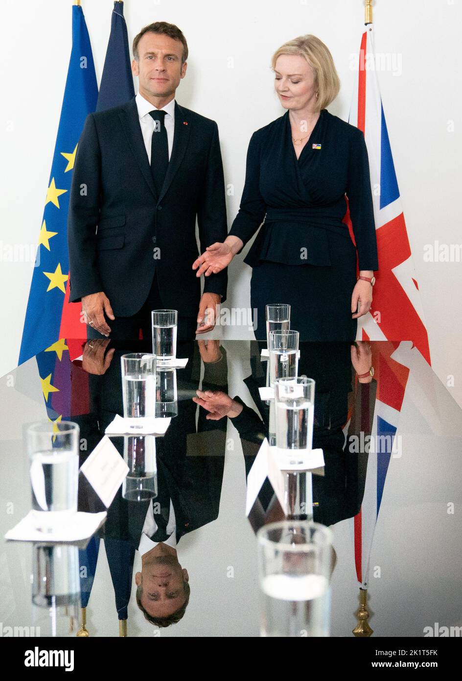 La primera ministra Liz Truss (derecha) celebra una reunión bilateral con el presidente de Francia, Emmanuel Macron, en la sede de las Naciones Unidas en Nueva York, durante su visita a Estados Unidos para asistir a la Asamblea General de las Naciones Unidas de 77th. Fecha de la foto: Martes 20 de septiembre de 2022. Foto de stock