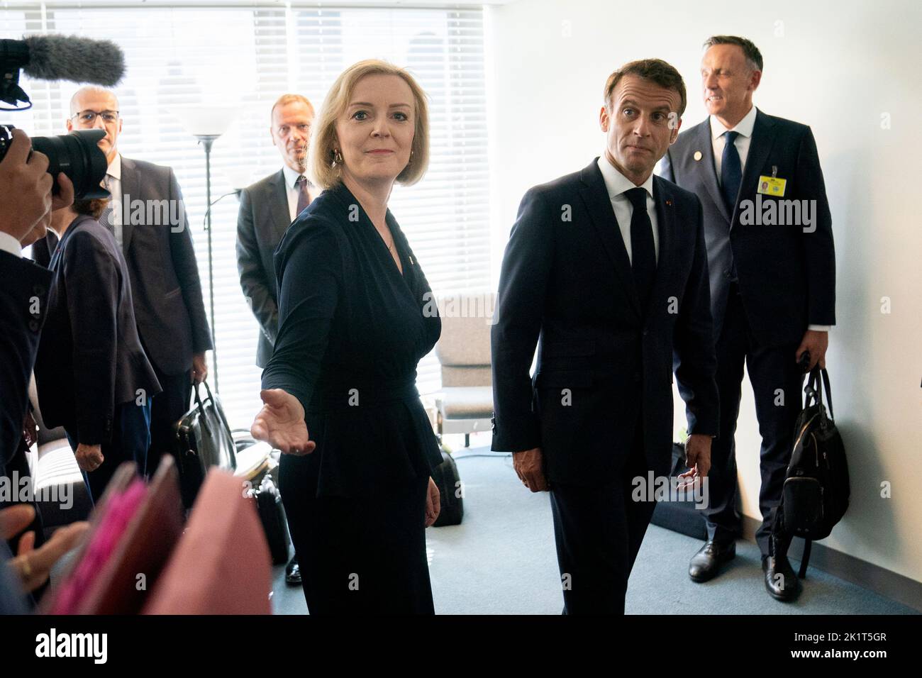 La primera ministra Liz Truss (de centro izquierda) celebra una reunión bilateral con el presidente de Francia, Emmanuel Macron (de centro derecha), en la sede de las Naciones Unidas en Nueva York, durante su visita a Estados Unidos para asistir a la Asamblea General de las Naciones Unidas de 77th. Fecha de la foto: Martes 20 de septiembre de 2022. Foto de stock