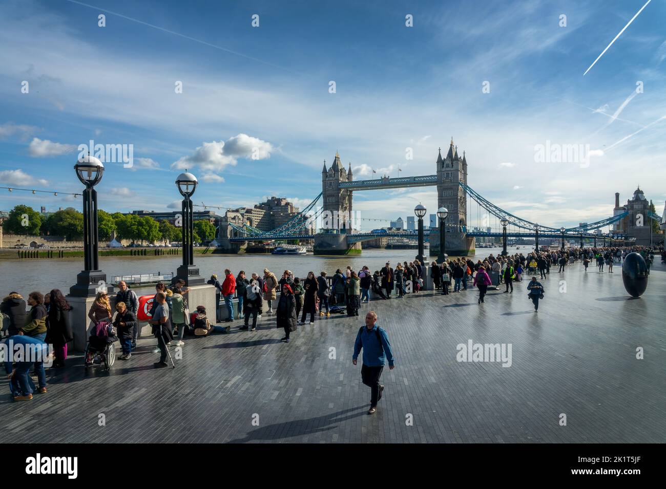 Gente esperando en la cola para ver el ataúd de la Reina Isabel II cerca de Tower Bridge en Londres, Reino Unido, el 18 de septiembre de 2022 Foto de stock