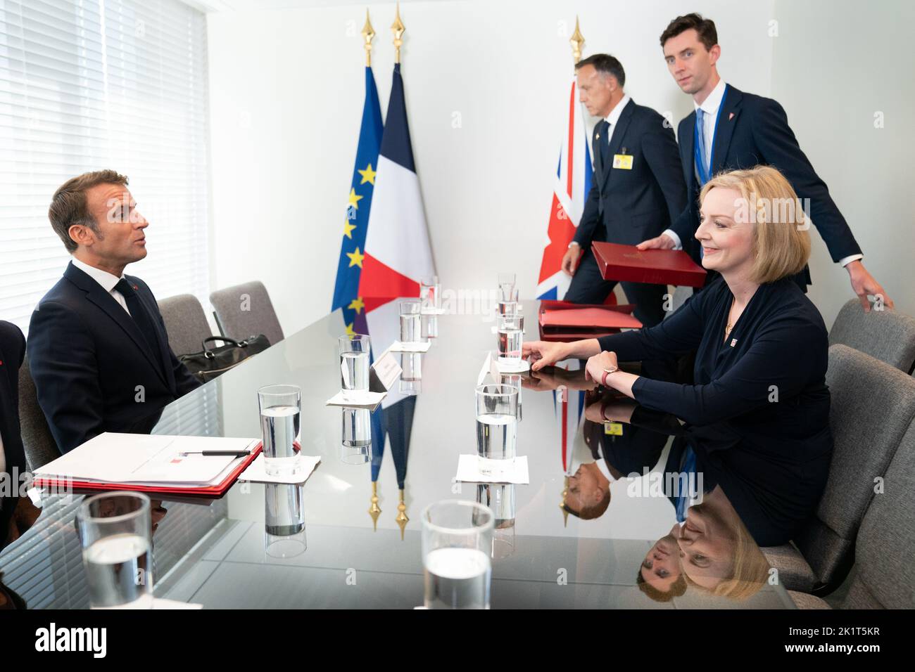 La primera ministra Liz Truss celebra una reunión bilateral con el presidente francés Emmanuel Macron durante su visita a Estados Unidos para asistir a la Asamblea General de las Naciones Unidas de 77th en Nueva York. Fecha de la foto: Martes 20 de septiembre de 2022. Foto de stock