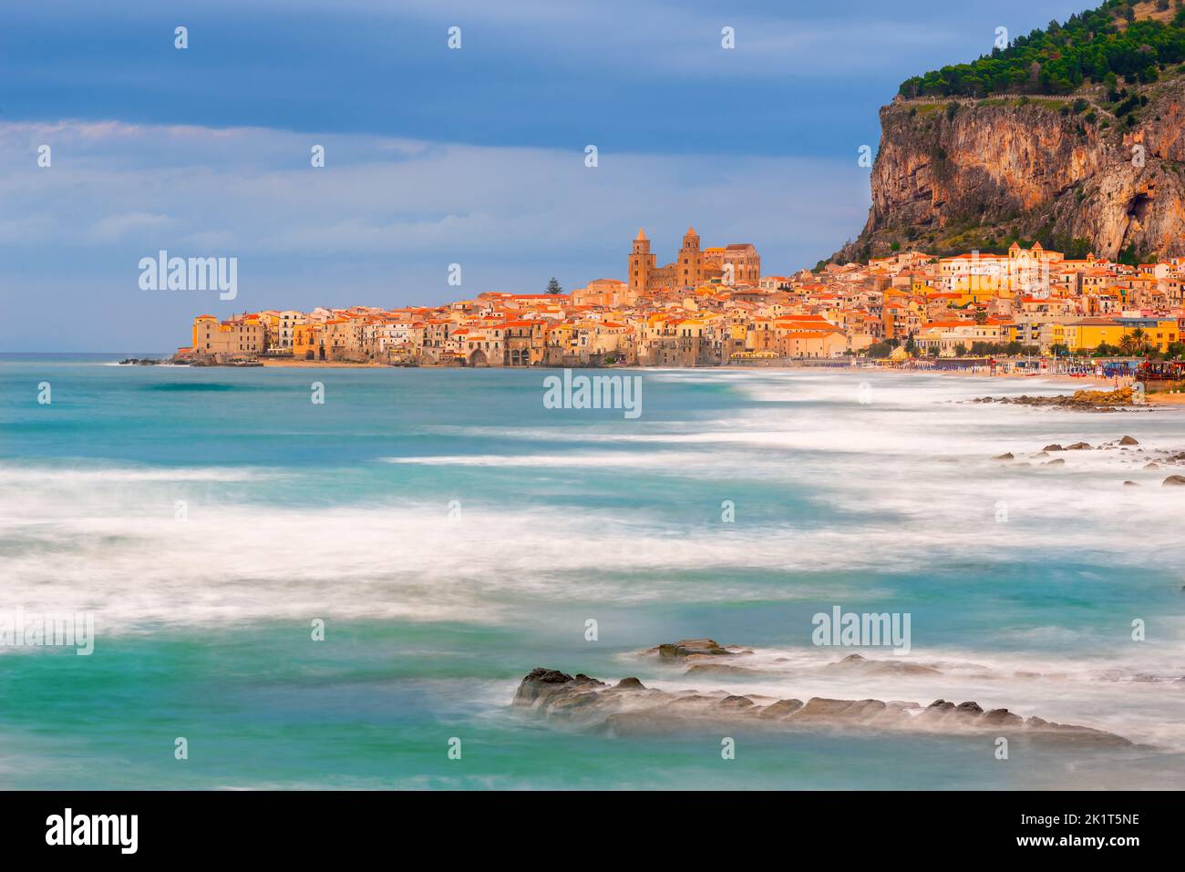 Paisaje de la famosa ciudad de Cefalu en la distancia, en la costa de la isla de Sicilia en Italia Foto de stock