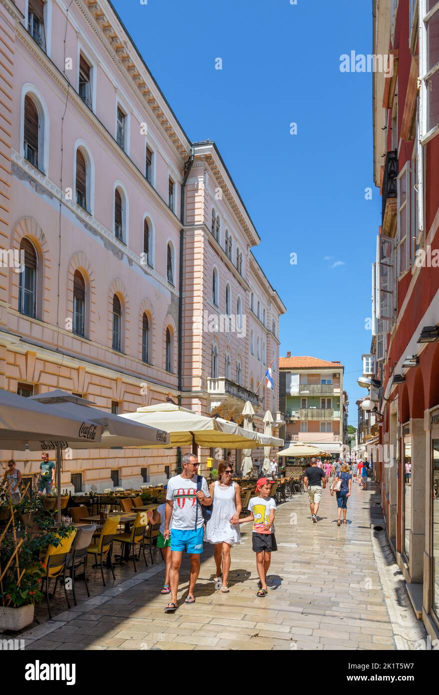 Restaurante en una calle estrecha en el casco antiguo histórico, Zadar, Croacia Foto de stock
