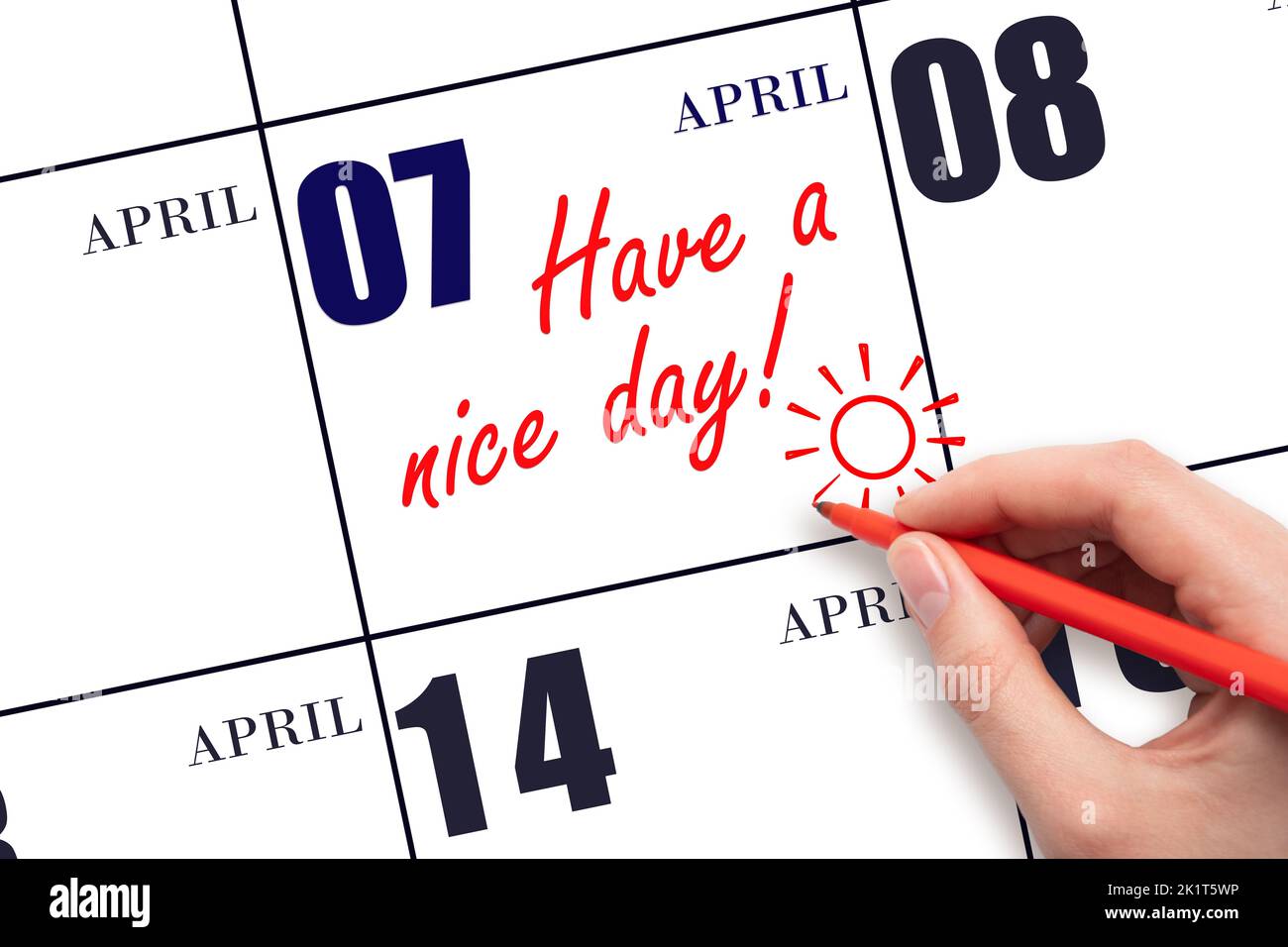 7th día de abril. La mano que escribe el texto tienen un día agradable y dibujar el sol en la fecha del calendario 7 de abril. Guarde la fecha. Mes de primavera, día del Foto de stock