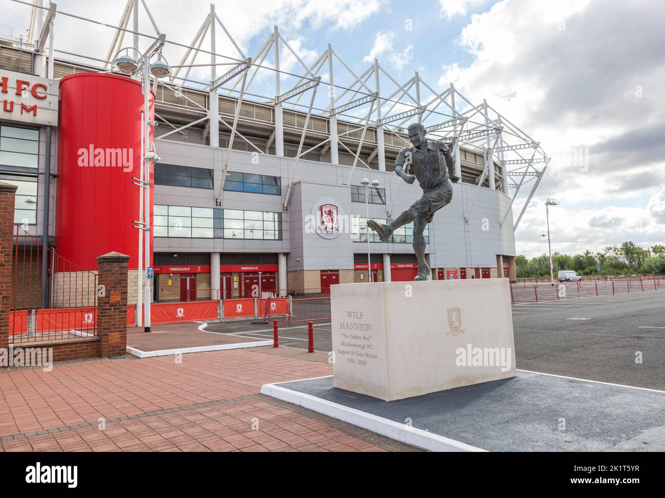 El estadio Riverside, sede del Middlesbrough Football Club, Inglaterra, Reino Unido. Estatua del ex jugador Wilf Mannion Foto de stock