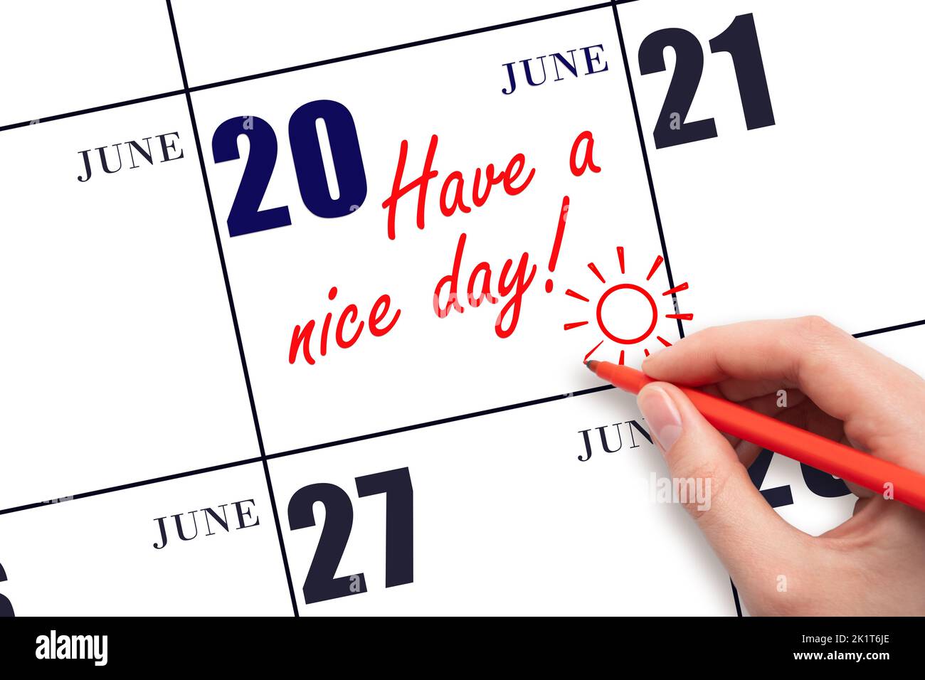 20th día de junio. La mano que escribe el texto tienen un día agradable y dibujar el sol en la fecha del calendario 20 de junio. Guarde la fecha. Mes de verano, día del Foto de stock