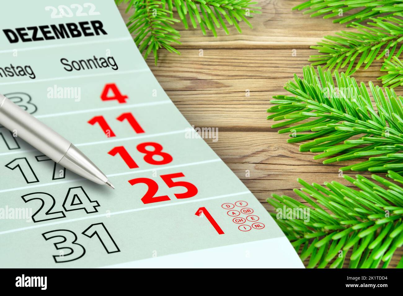 Calendario alemán de Navidad y Año Nuevo 2022 sobre fondo de madera Foto de stock