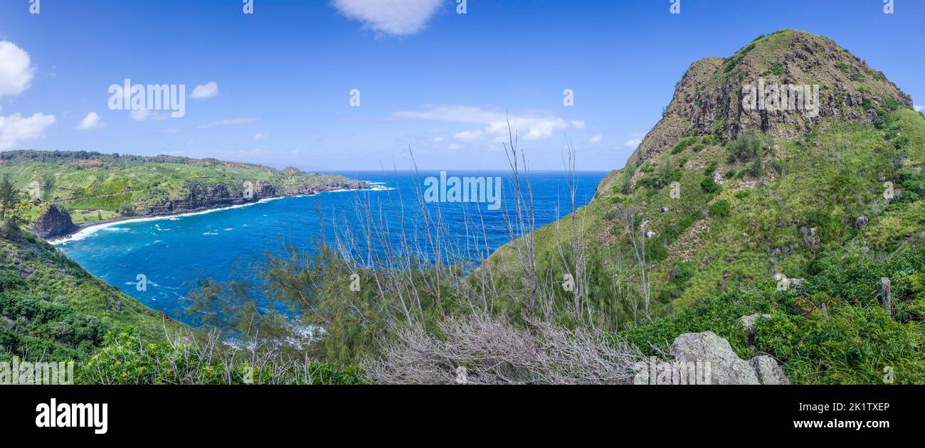Ocho imágenes verticasl fueron combinadas digitalmente para crear este panorama de Kahakuloa Head y Bay, Maui, Hawai. Foto de stock