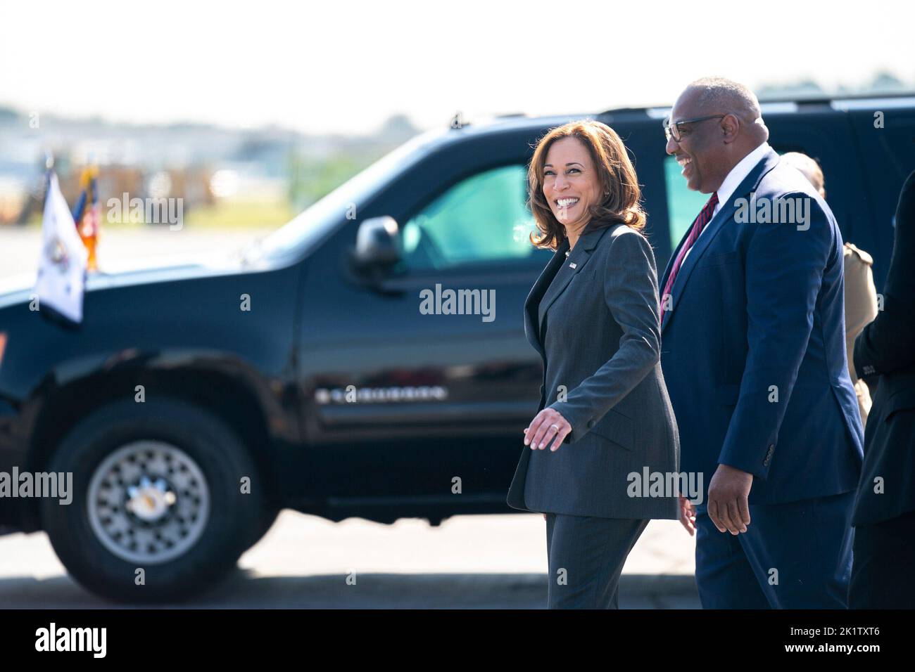 El Vicepresidente de los Estados Unidos, Kamala Harris, a la izquierda