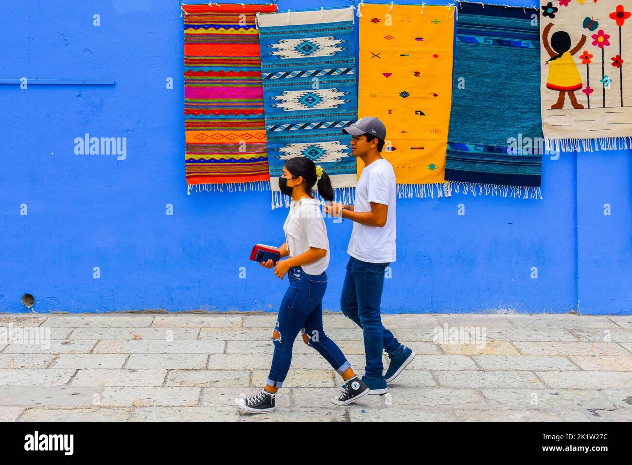 Gente caminando, Centro histórico de la ciudad de Oaxaca, México Foto de stock