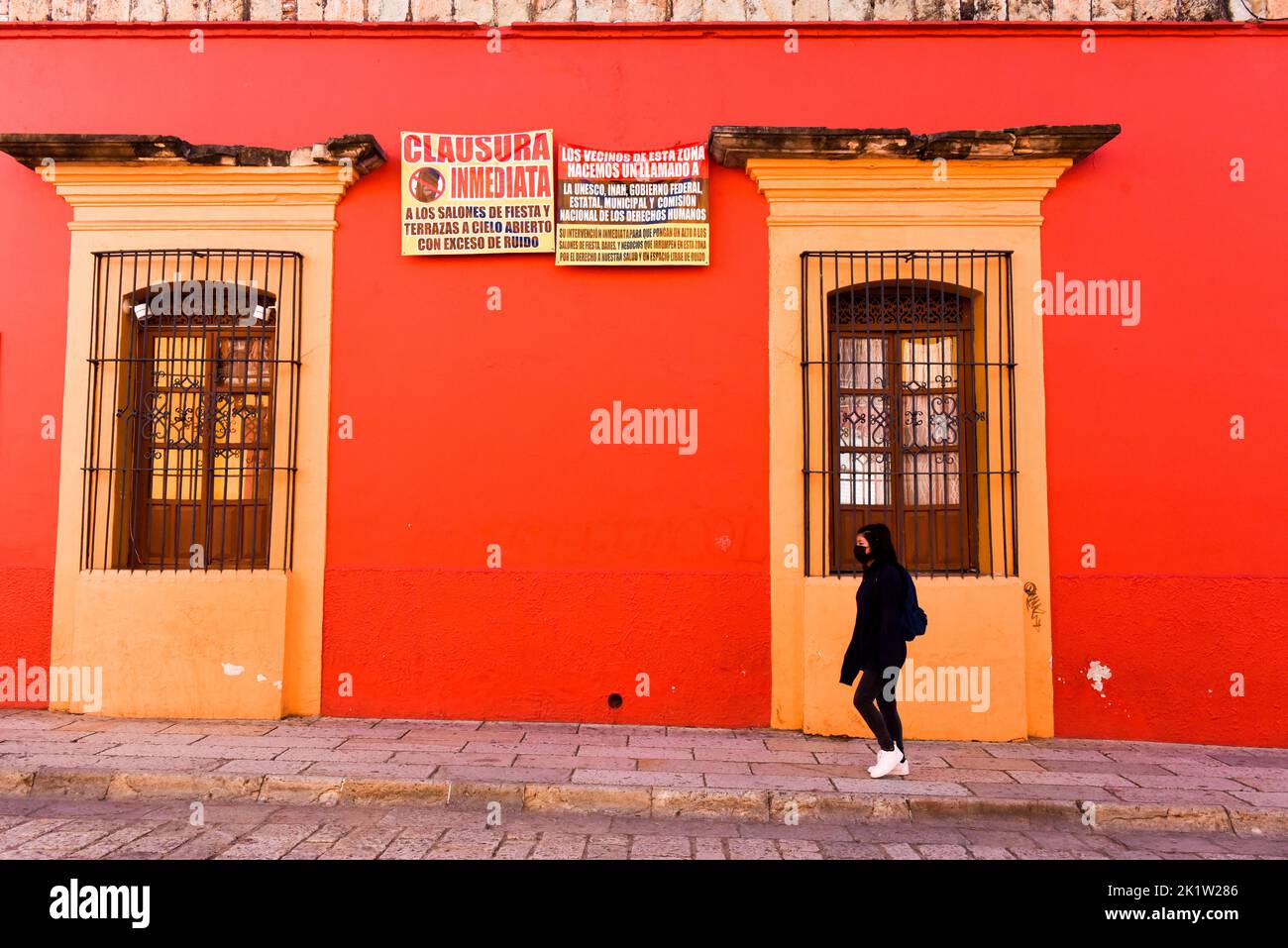 En la calle Zócalo en Oaxaca, carteles denuncian la entrificación del barrio convirtiéndose en un centro de Airbnb y Bar en Oaxaca de Juárez, México Foto de stock