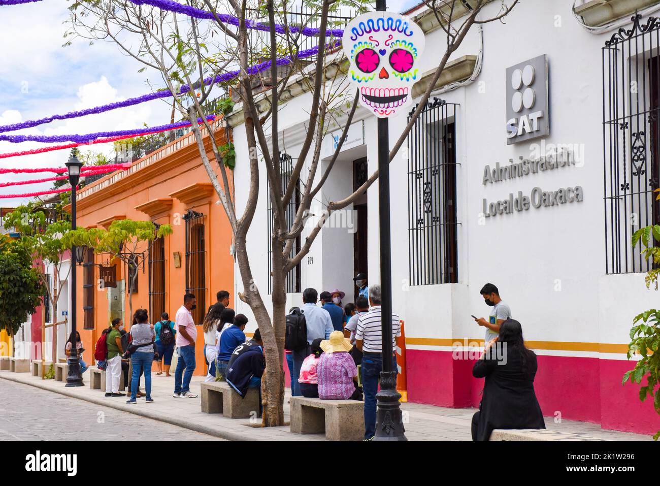 Personas frente a las oficinas de la administración local, Oaxaca de Juárez, México Foto de stock