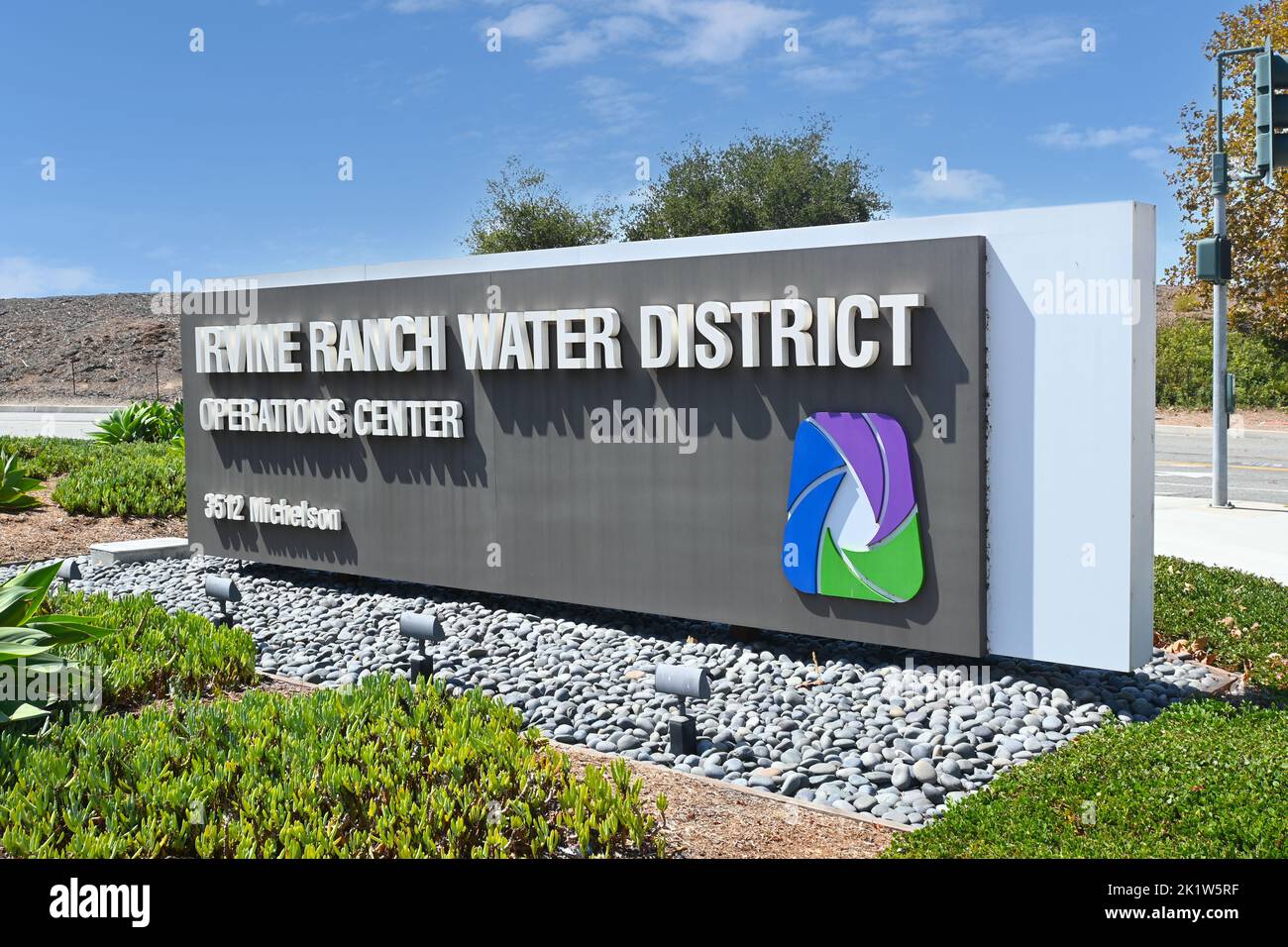 IRVINE, CALIFORNIA - 09 DE SEPTIEMBRE de 2022: Firme para el Centro de Operaciones del Distrito de Agua de Irvine Ranch. Foto de stock