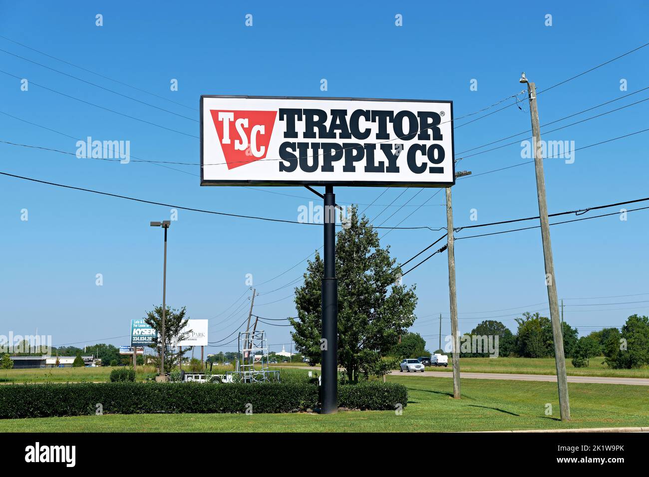 Firma y logotipo de Tractor Supply Company en una tienda de suministros para granjas y ranchos en Montgomery Alabama, EE.UU. Foto de stock