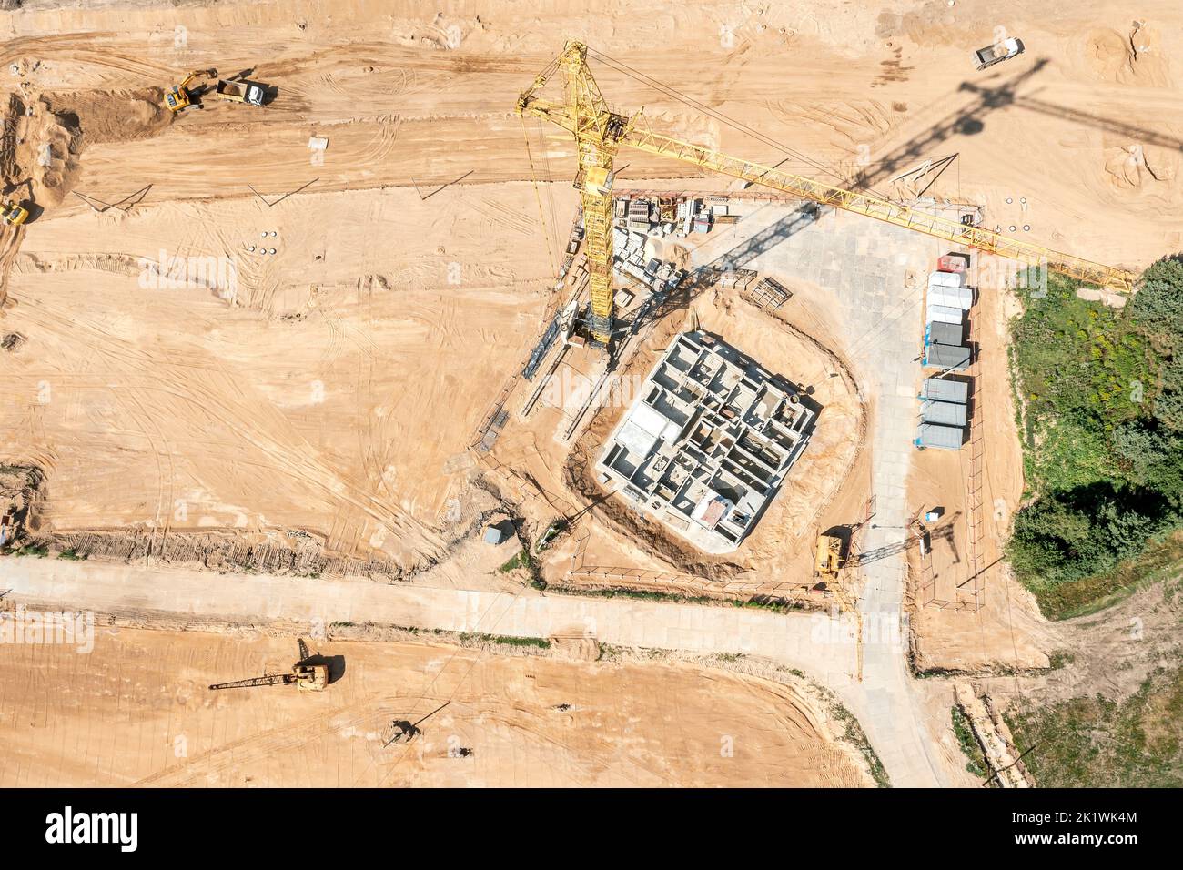 construcción de los cimientos en el lugar de construcción con una grúa amarilla. vista superior aérea. Foto de stock