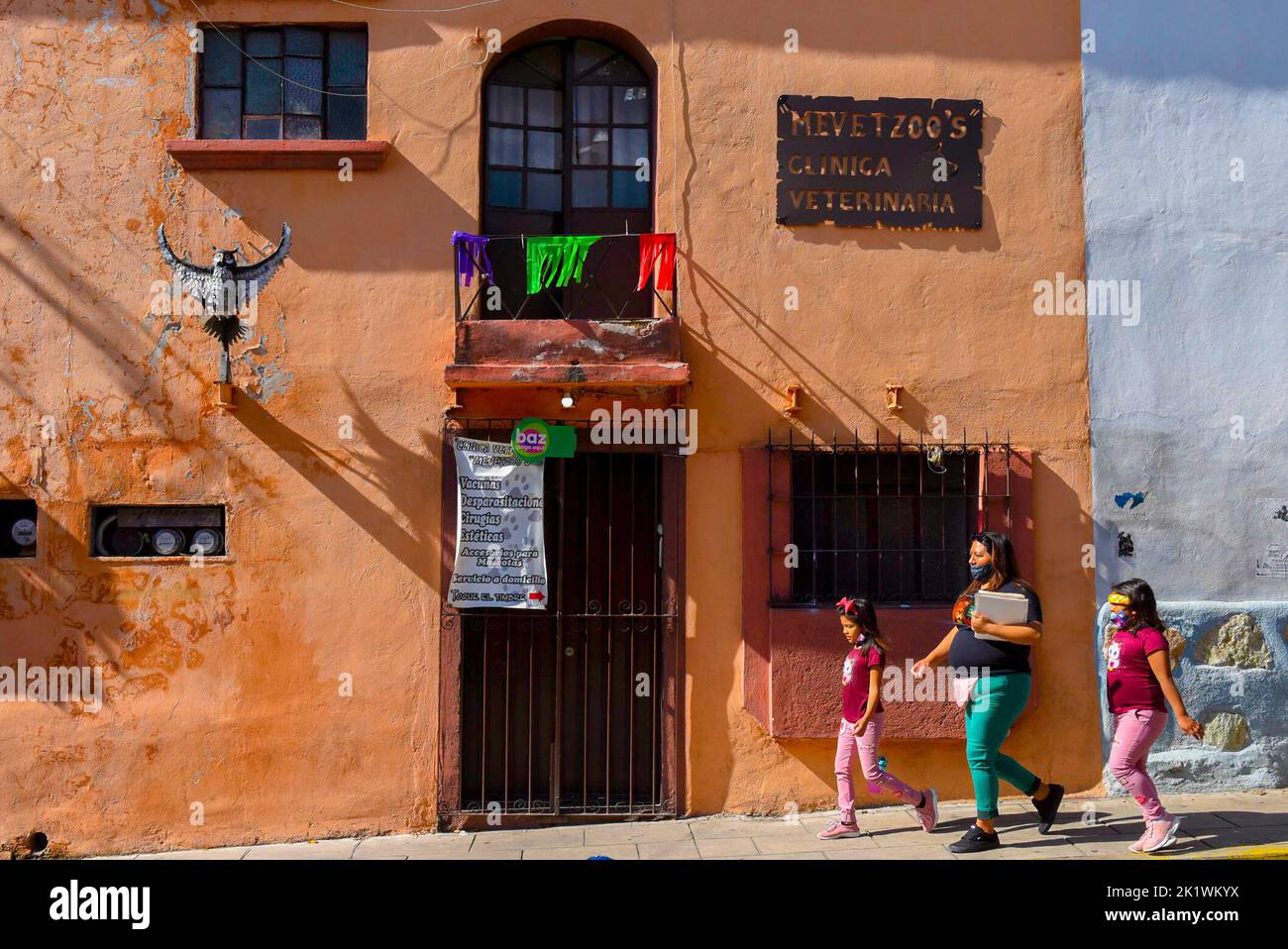 Gente caminando en el centro histórico de Oaxaca de Juárez, México Foto de stock