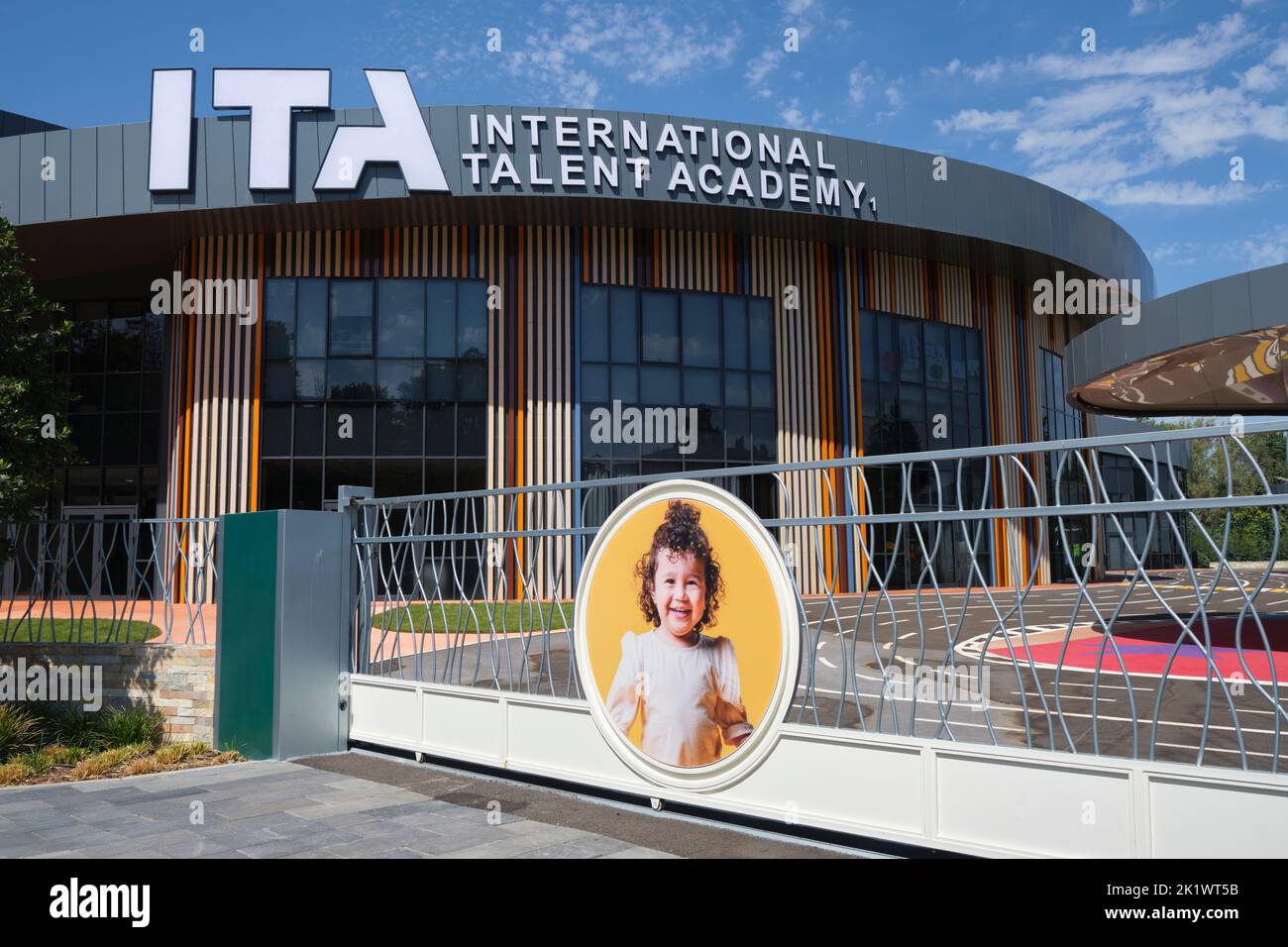 La entrada a la nueva Academia Internacional de Talento, una escuela especializada en clases de artes escénicas para niños y niños. En Tashkent, Uzbekistán. Foto de stock
