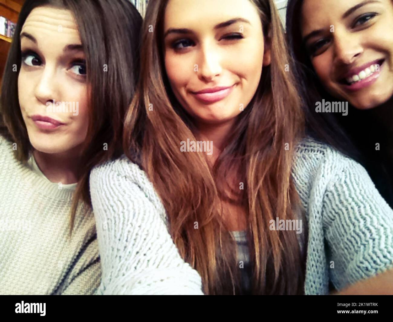 Bellezas jóvenes. Tres hermosas mujeres jóvenes tomando un selfie. Foto de stock