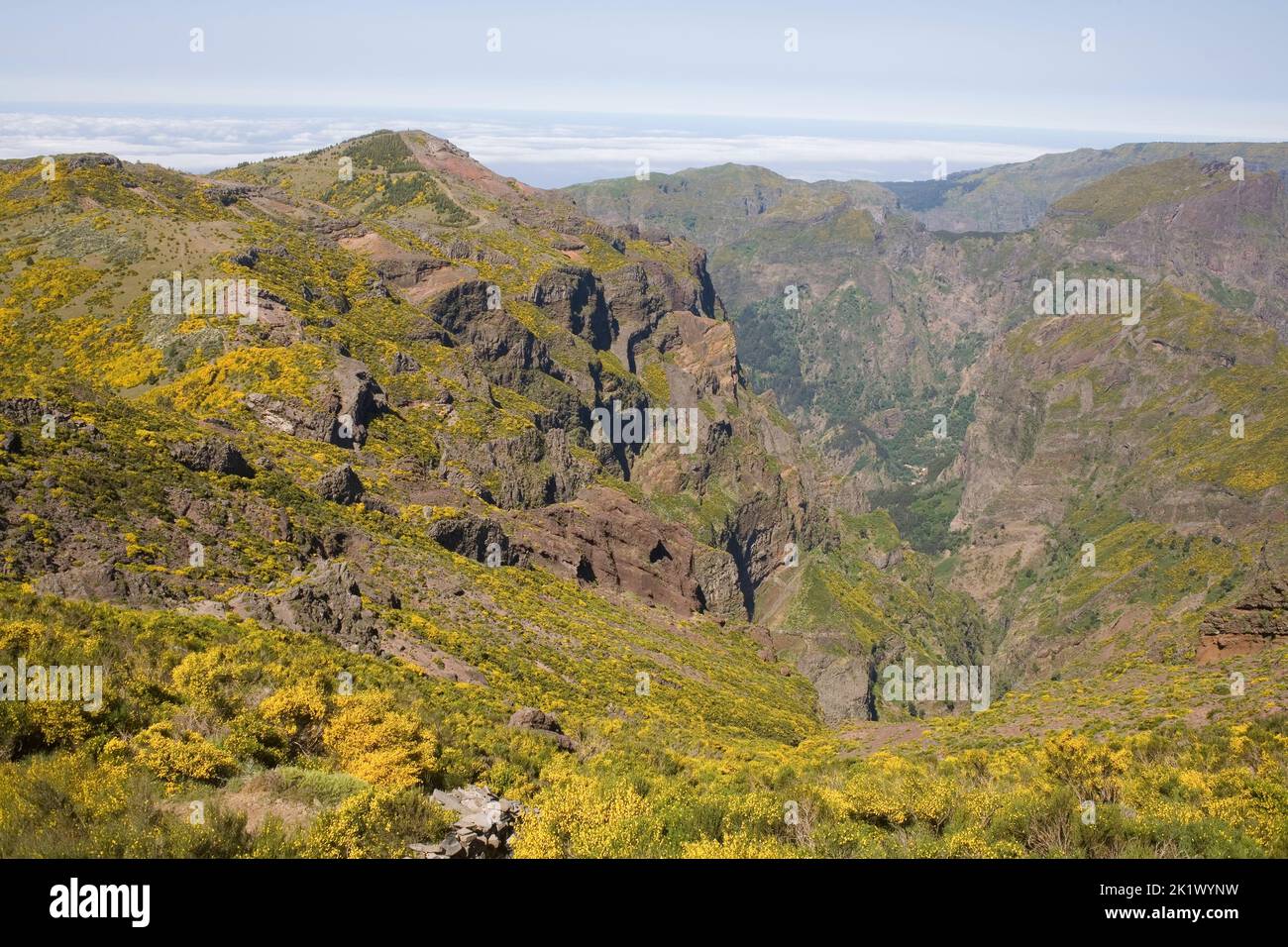 Vea el oeste en un claro día de verano desde la cumbre del Pico do Arieiro en el centro de Madeira Foto de stock