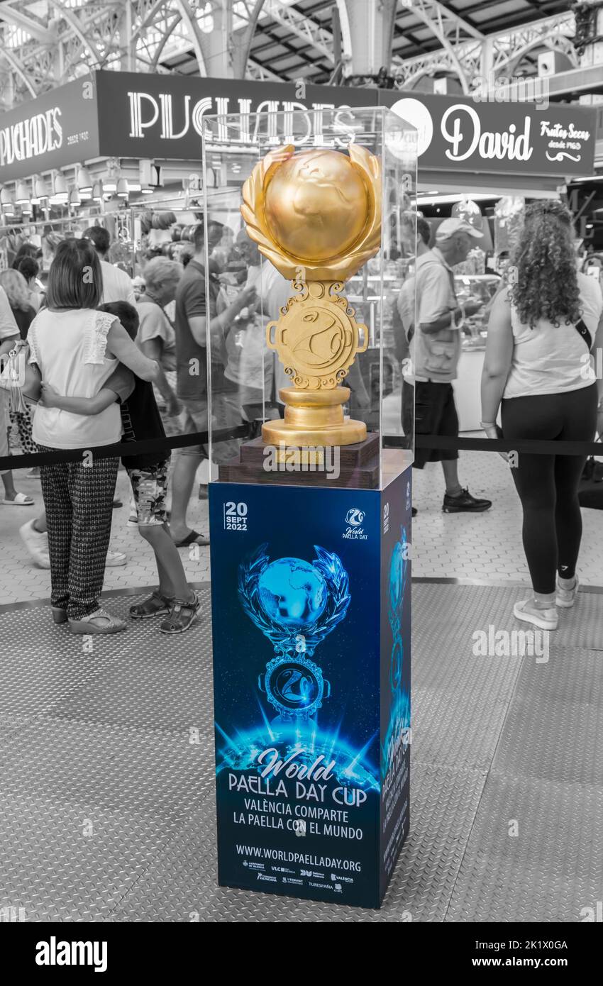 Copa del Día Mundial de la Paella en exhibición en el Mercado Central, Mercado Central, Valencia, España en septiembre Foto de stock