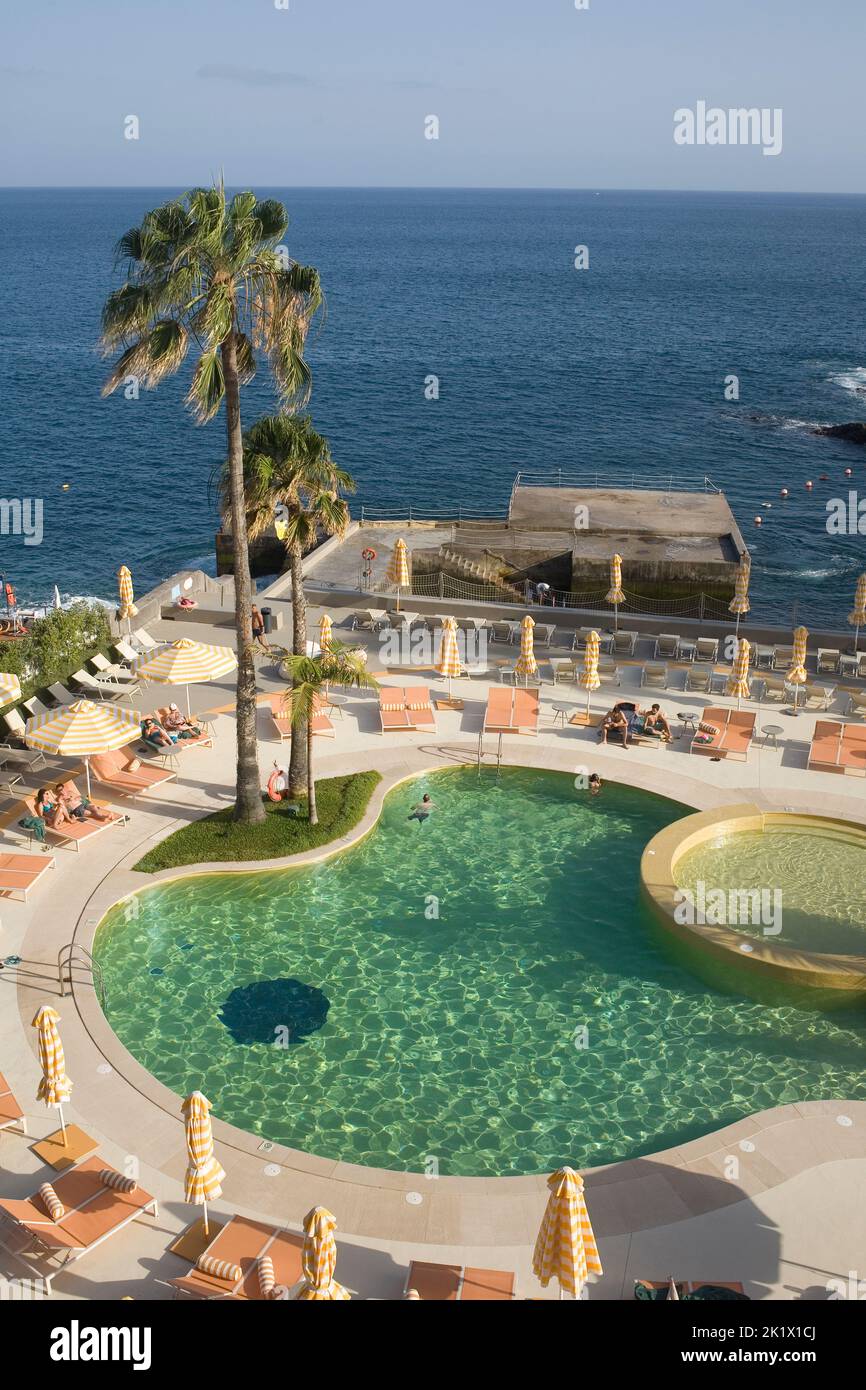 Pequeña piscina al aire libre junto al mar del hotel Penha de Franca Mar en Funchal Madeira Foto de stock