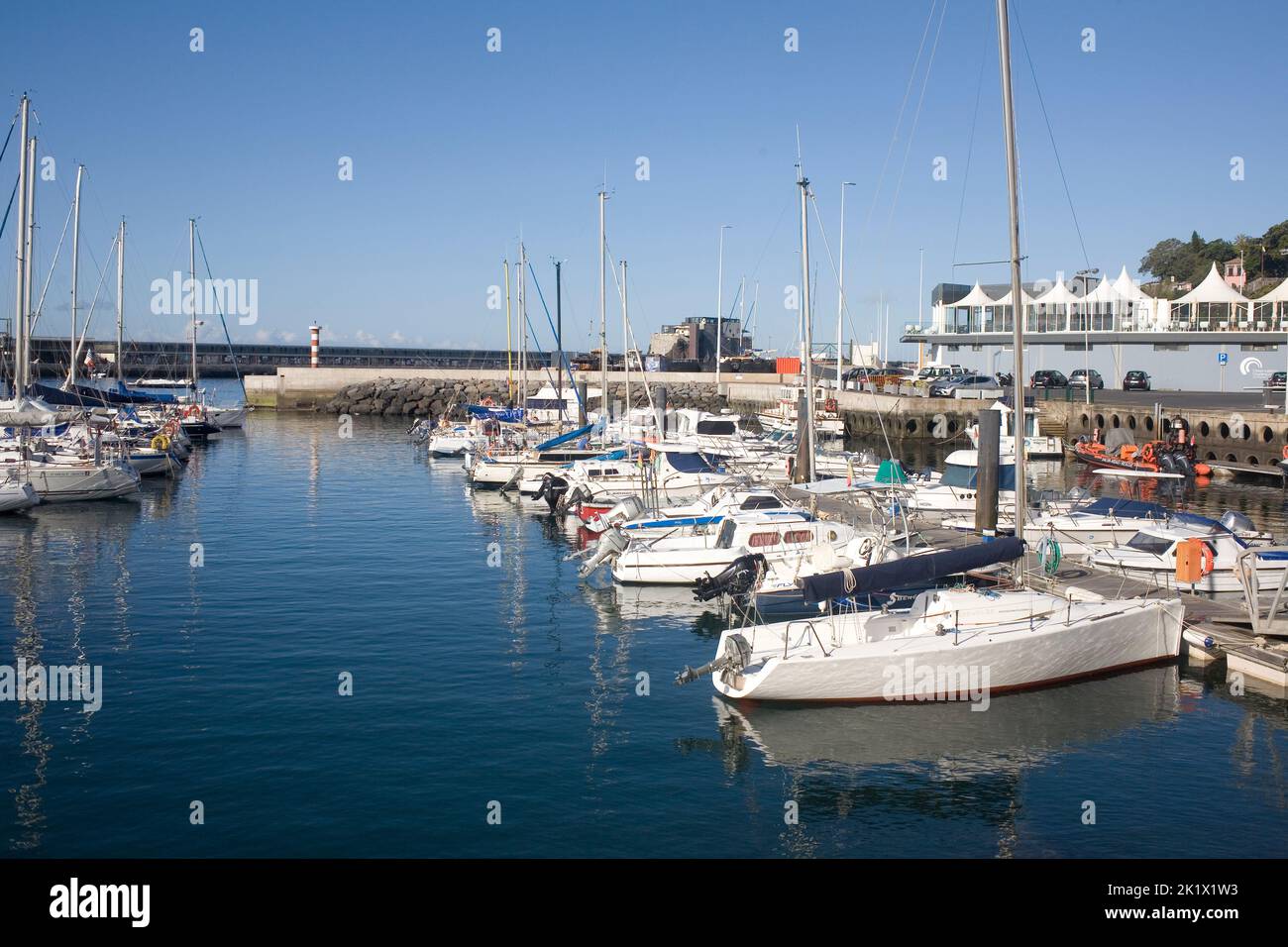 Una mañana tranquila y cálida con barcos amarrados en el puerto deportivo de Funchal Madeira Foto de stock