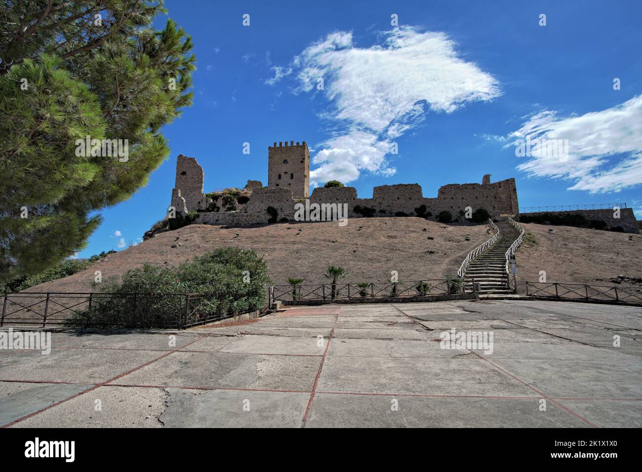 Castillo de Cefalà Diana en Sicilia, Italia Foto de stock